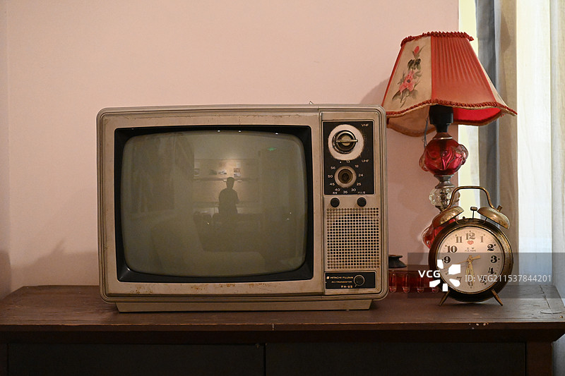 20世纪老旧电视机、闹钟和台灯图片素材