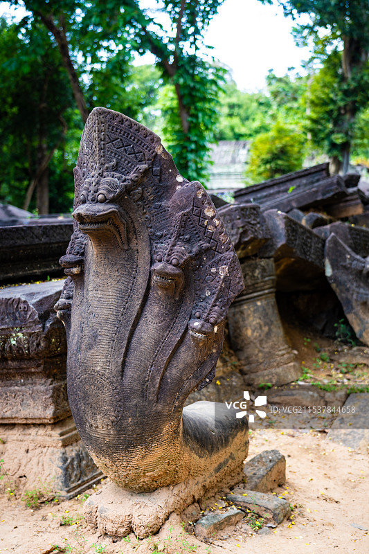 柬埔寨崩密列中的那伽蛇神雕塑图片素材