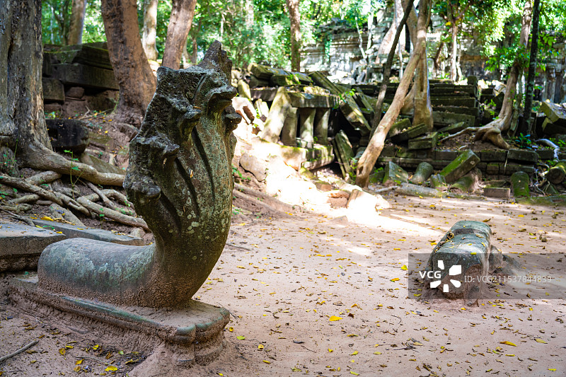 柬埔寨崩密列中的那伽蛇神雕塑图片素材