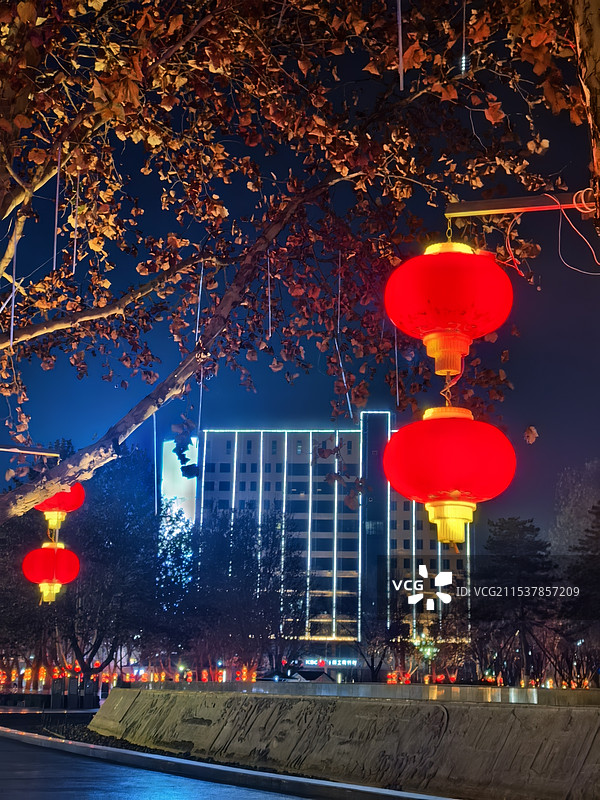 灯火辉煌夜阑珊，红灯高挂霓虹闪车水马龙华灯亮，白昼画卷看雄安雄安新区雄县图片素材