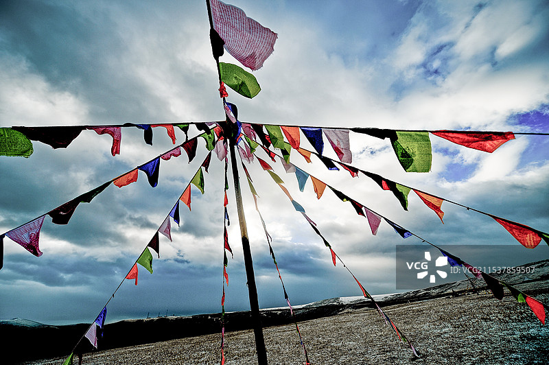 高原上随风飘摆的经幡图片素材