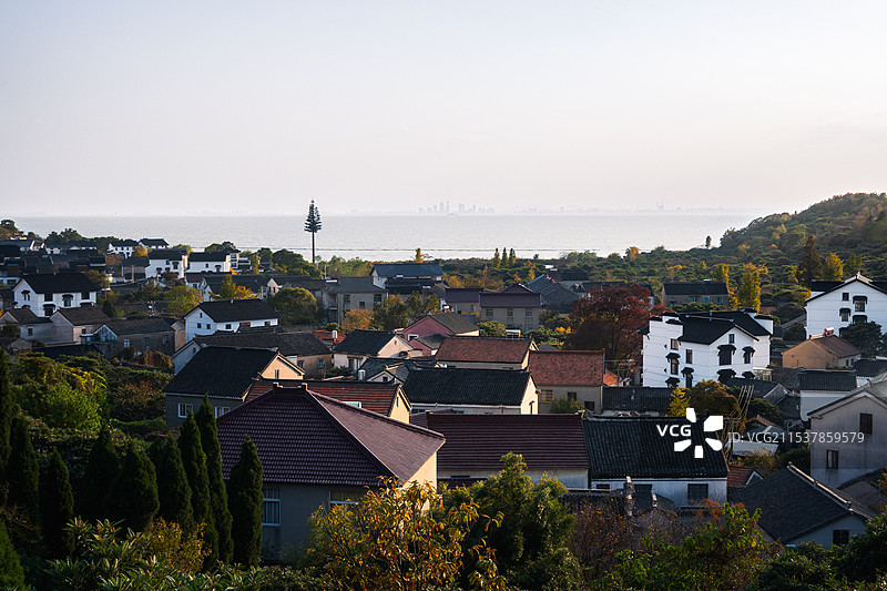 西山岛上城镇遥望湖州图片素材