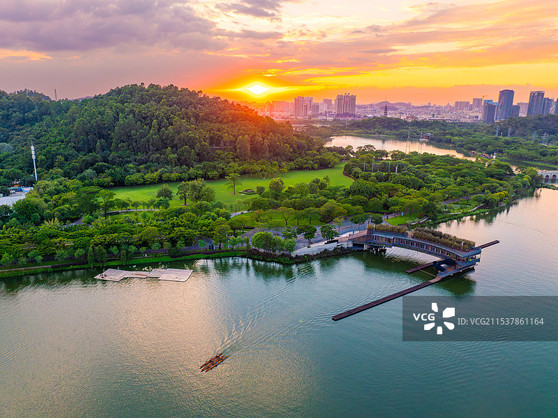 佛山市顺德区顺峰山公园桂畔湖龙舟汇博物馆夕阳风景图片素材