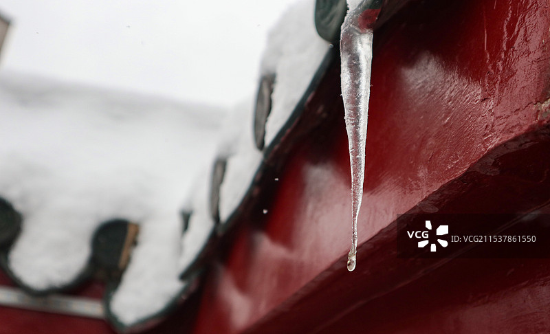 红色古建筑屋檐上的冰溜子图片素材