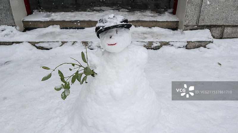 戴帽子的搞笑潦草雪人图片素材