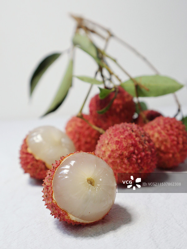 白色背景新鲜荔枝特写图片素材