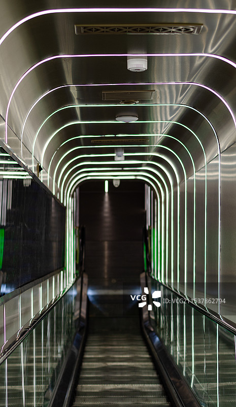 青岛啤酒博物馆，现代化科幻感的扶梯图片素材