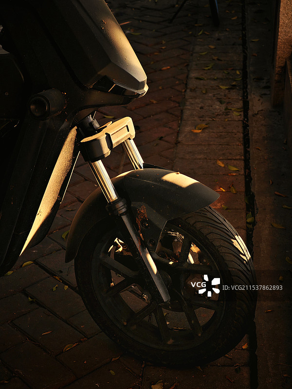 电动车车轮特写，摄影是光影的艺术，普通的车轮在光影的照射下熠熠生辉图片素材