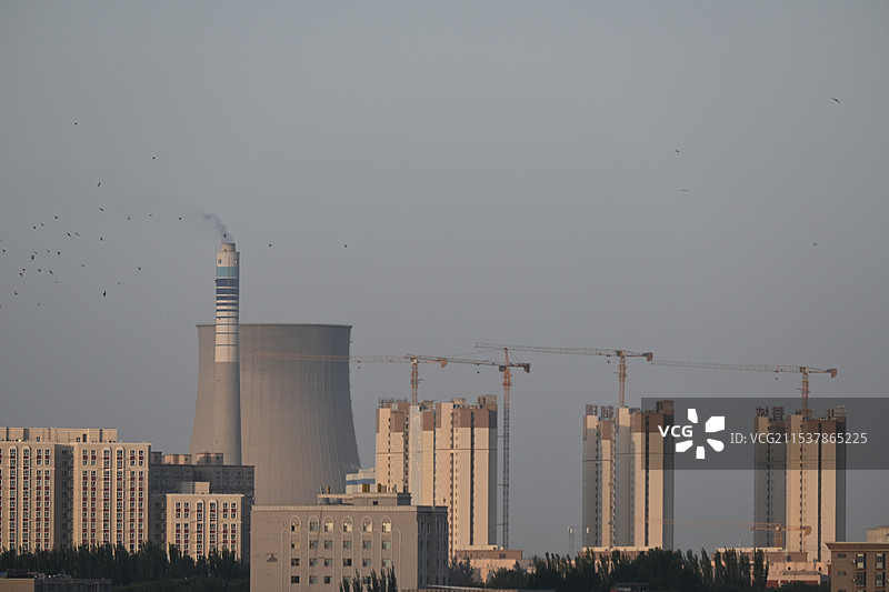 夕阳时刻柔和的阳光洒落在建筑上图片素材