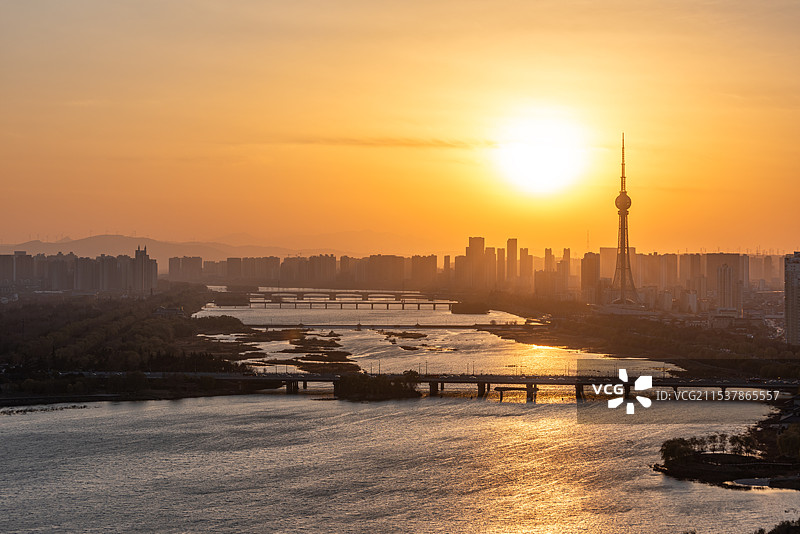 河南省洛阳市中原明珠广播电视塔和洛河沿岸城市日落风光图片素材