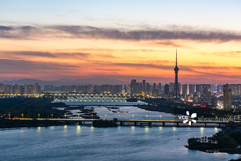 河南省洛阳市中原明珠广播电视塔和洛河沿岸城市日落风光图片素材