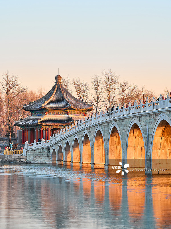 冬日颐和园十七孔桥金光穿洞图片素材