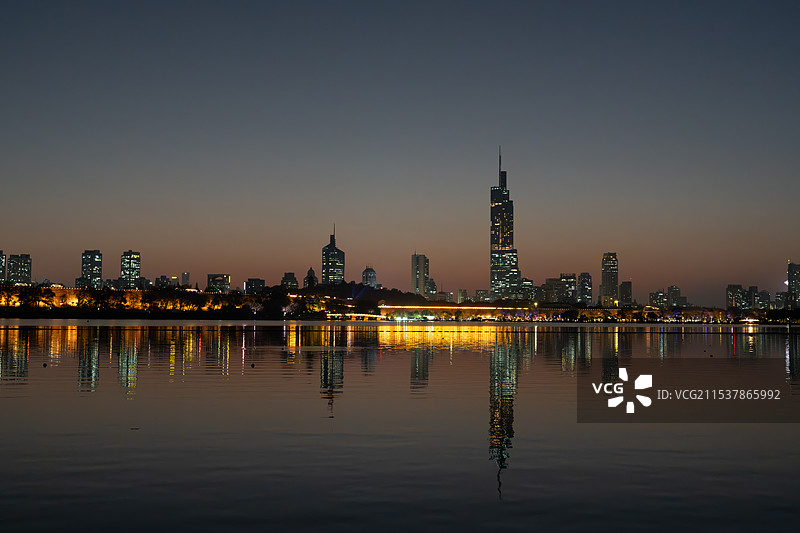 南京玄武湖落日紫峰大厦建筑群天际线图片素材