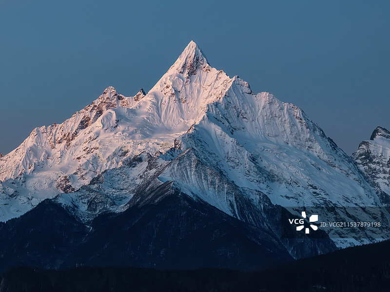 云南香格里拉梅里雪山飞来寺高空航拍图片素材