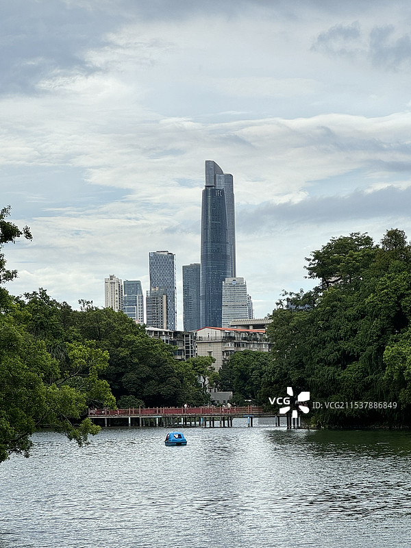 东湖公园遥望西塔图片素材