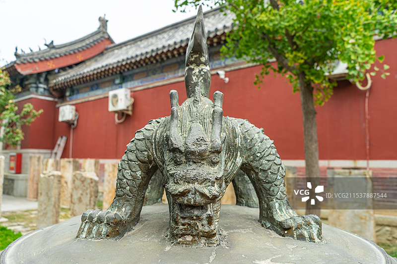 中国古代文明拍摄主题，石碑林里放着一个巨大的铸铁铜钟和雕刻物，户外白昼无人图像摄影图片素材