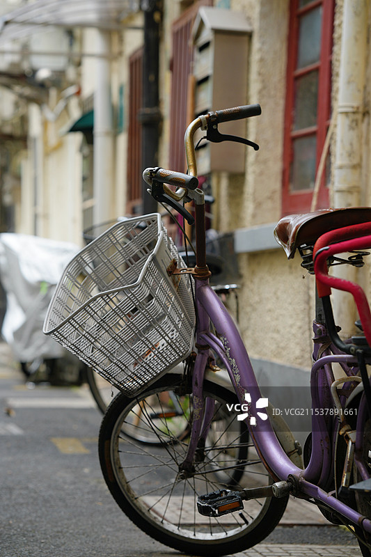 上海市中心的两轮车图片素材