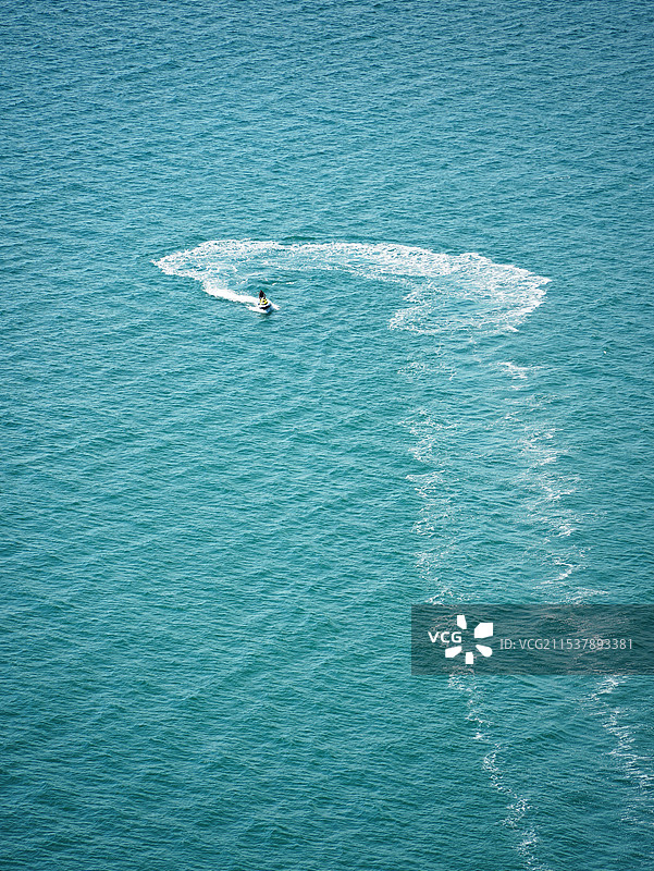 泰国苏梅岛海面船尾波图片素材