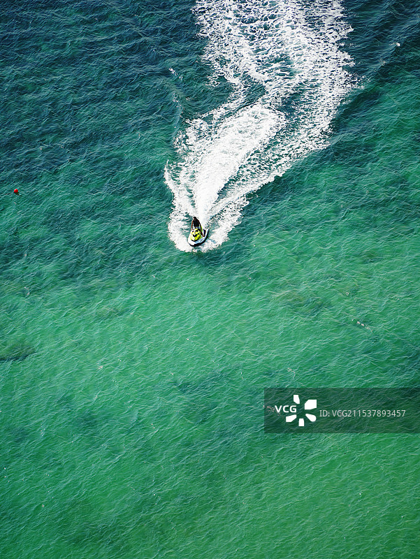 泰国苏梅岛海面船尾波图片素材