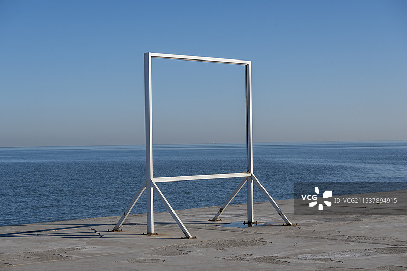 东疆湾海边的银色框架装饰图片素材