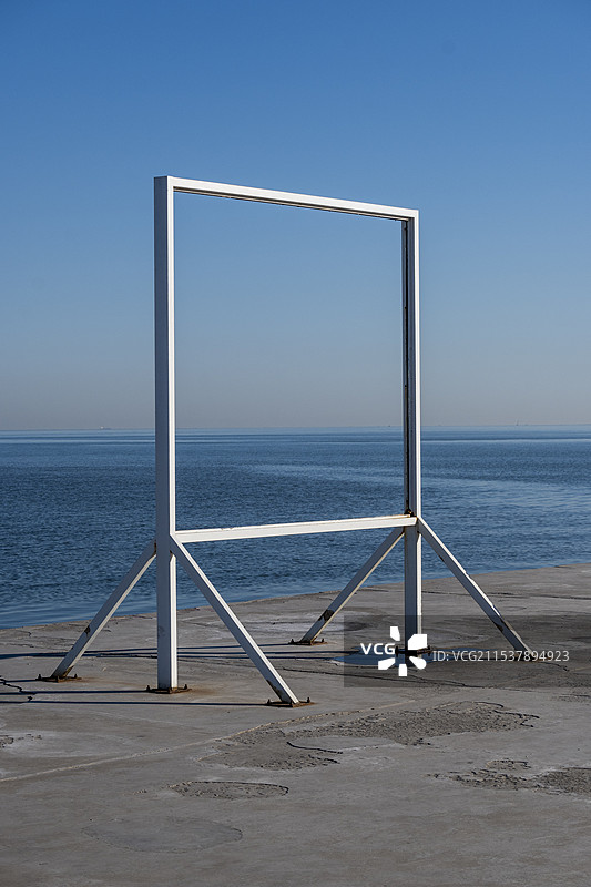 东疆湾海边的银色框架装饰图片素材