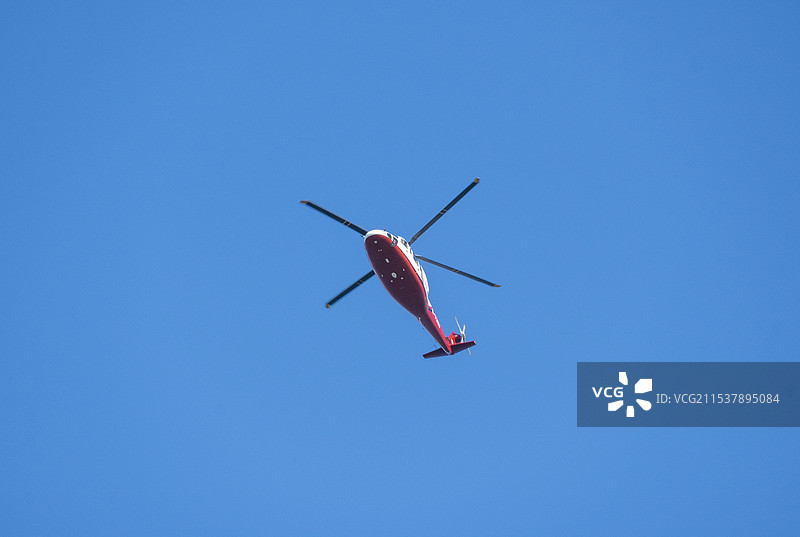 蓝天下的直升飞机仰视镜头图片素材