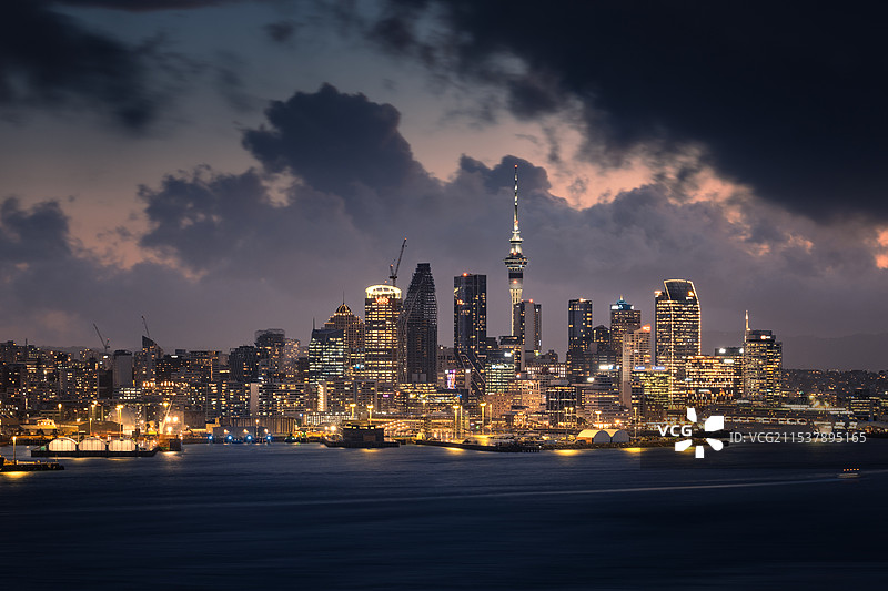新西兰奥克兰城市夜景天际线图片素材
