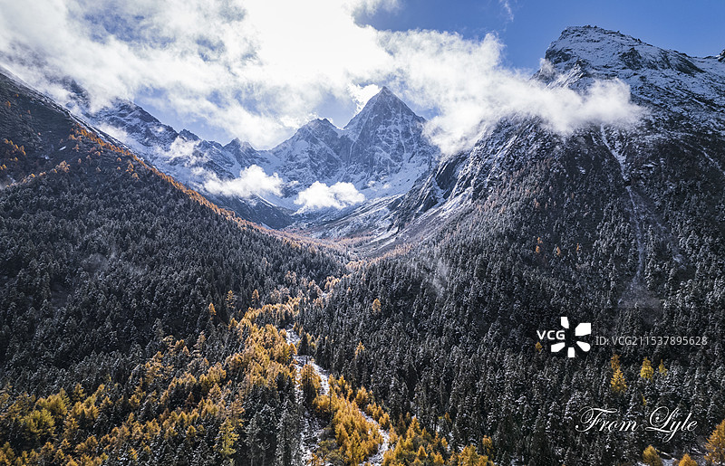 毕棚沟金字塔雪山图片素材