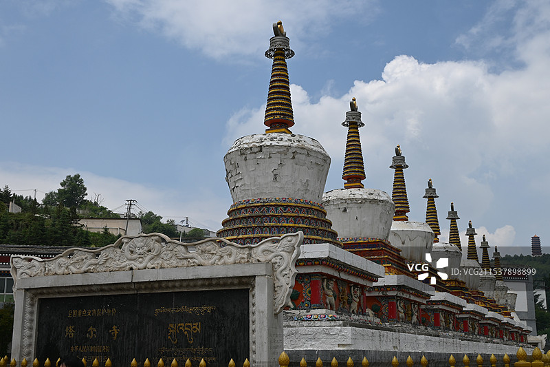 蓝天白云下青海省西宁市塔尔寺的白塔图片素材