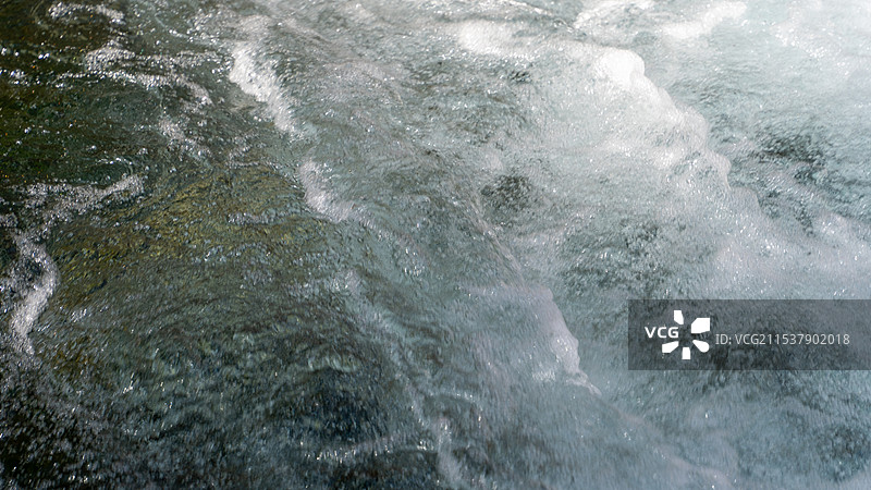 四川阿坝九寨沟景区流动的水喷溅的水花，Jiuzhaigou in Sichuan, China图片素材