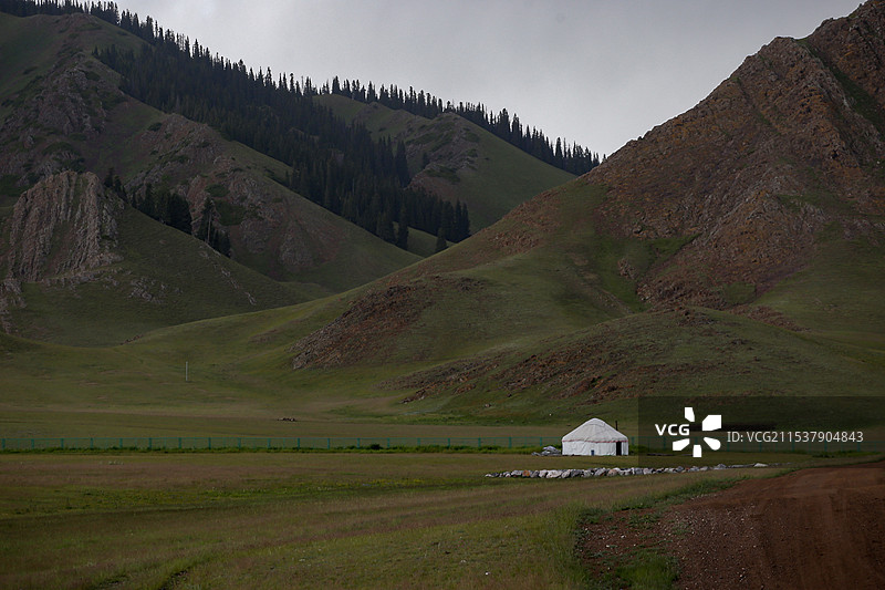 赛里木湖边的蒙古包图片素材