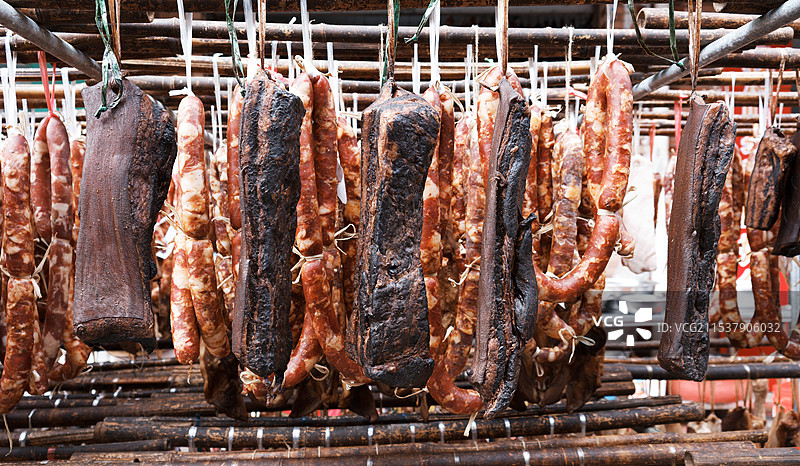 晾晒腊肉香肠准备过年图片素材