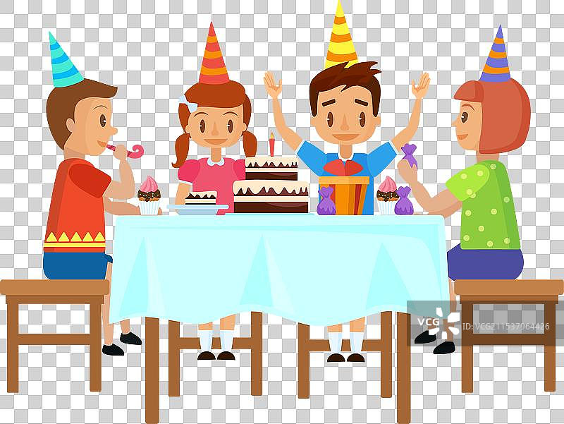 快乐的孩子们戴着节日的尖帽子坐在桌子旁图片素材