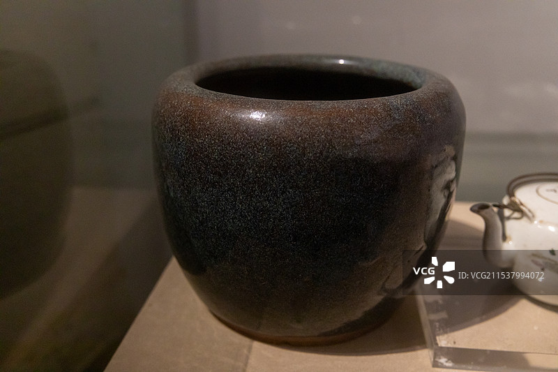 上海青浦博物馆 陆士谔 痰盂图片素材