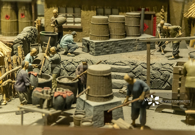 辽宁省博物馆“满族民俗展”：酿酒—满族人好饮酒，酿酒技术出现的很早，见诸文献的酒有黄酒、清酒等图片素材