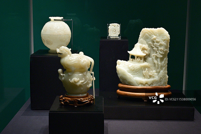 预制题抚琴访友图山子、龙凤纹鸡心佩、团花纹盖罐、异兽形觥式壶，清代文物，白玉，故宫博物院藏图片素材