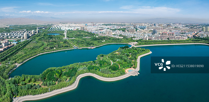 甘肃嘉峪关市东湖生态旅游景区城市天际线航拍风光图片素材