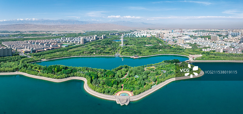 甘肃嘉峪关市东湖生态旅游景区城市天际线航拍风光图片素材