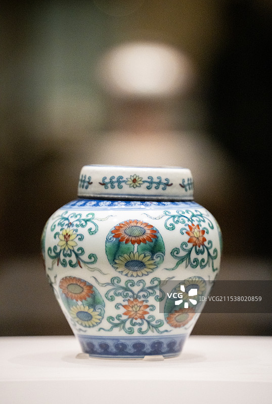 辽宁省博物馆藏清三代官窑瓷器精品展 清雍正 斗彩团菊纹盖罐图片素材