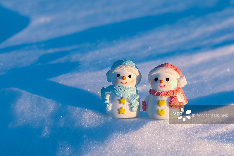 雪地上的两个小雪人图片素材