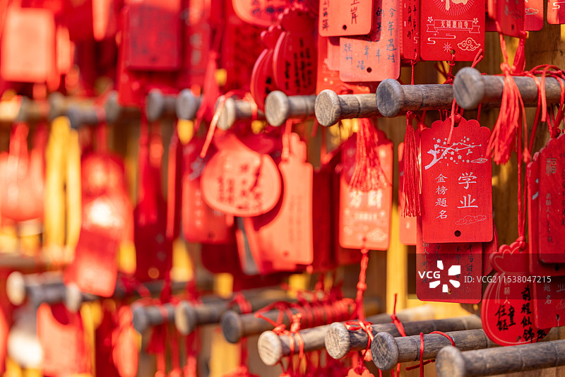 无锡市惠山寺悬挂的平安符祝福卡图片素材