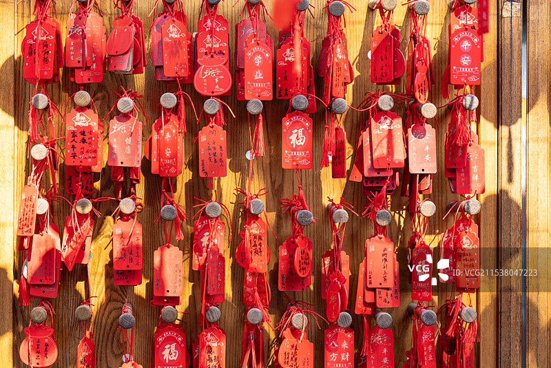 无锡市惠山寺悬挂的平安符祝福卡图片素材