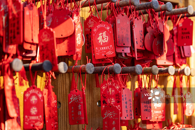 无锡市惠山寺悬挂的平安符祝福卡图片素材