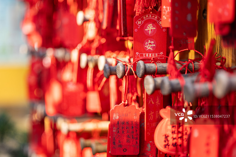 无锡市惠山寺悬挂的平安符祝福卡图片素材