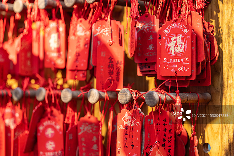无锡市惠山寺悬挂的平安符祝福卡图片素材