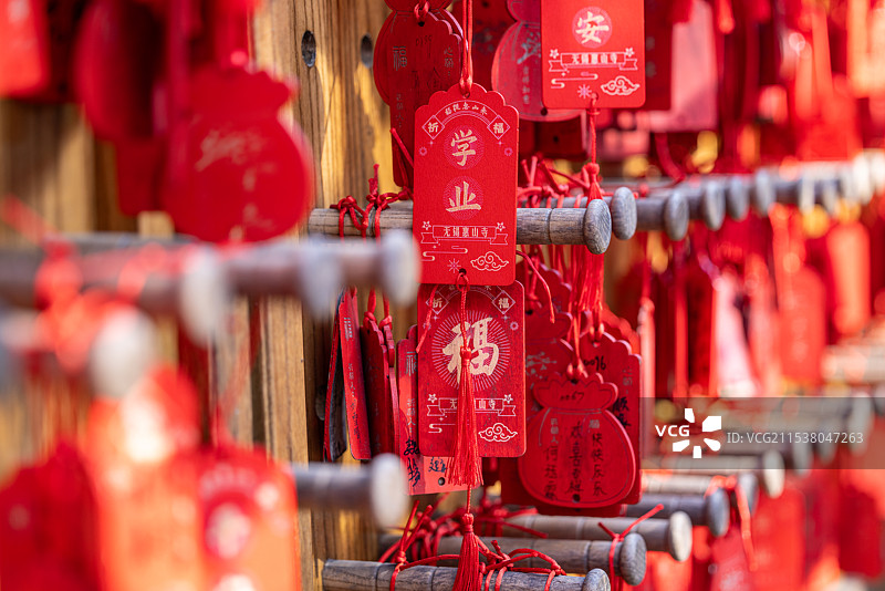 无锡市惠山寺悬挂的平安符祝福卡图片素材