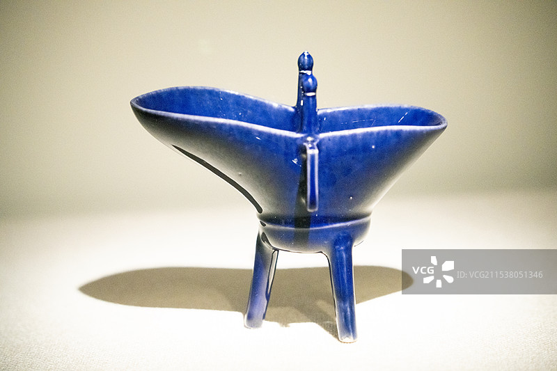 辽宁省博物馆藏清三代官窑瓷器精品展 清乾隆 暗刻款霁蓝釉爵图片素材