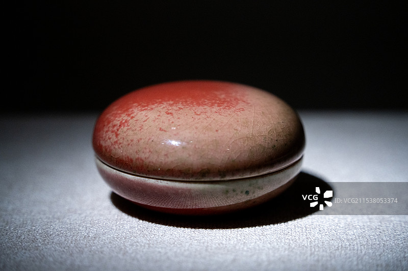 辽宁省博物馆藏清三代官窑瓷器精品展 清康熙 豇豆红釉印泥盒图片素材