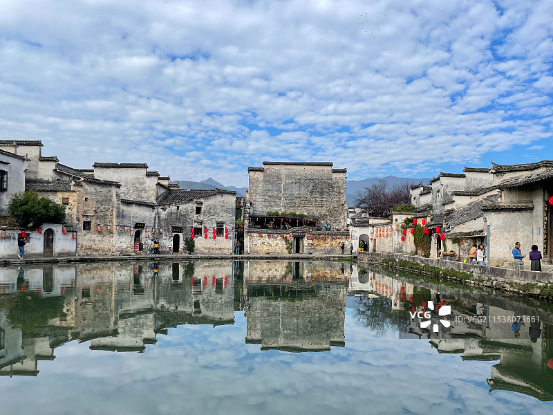 黄山宏村月沼多云清晨图片素材