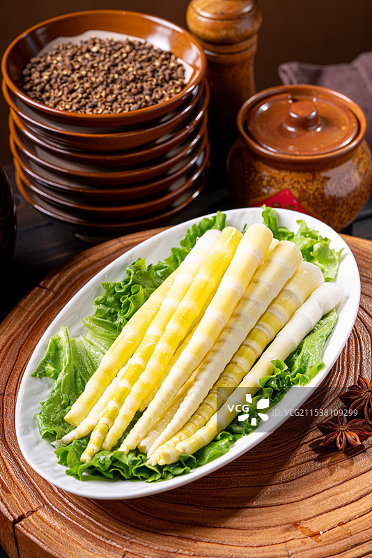 餐盘里的火锅笋图片素材